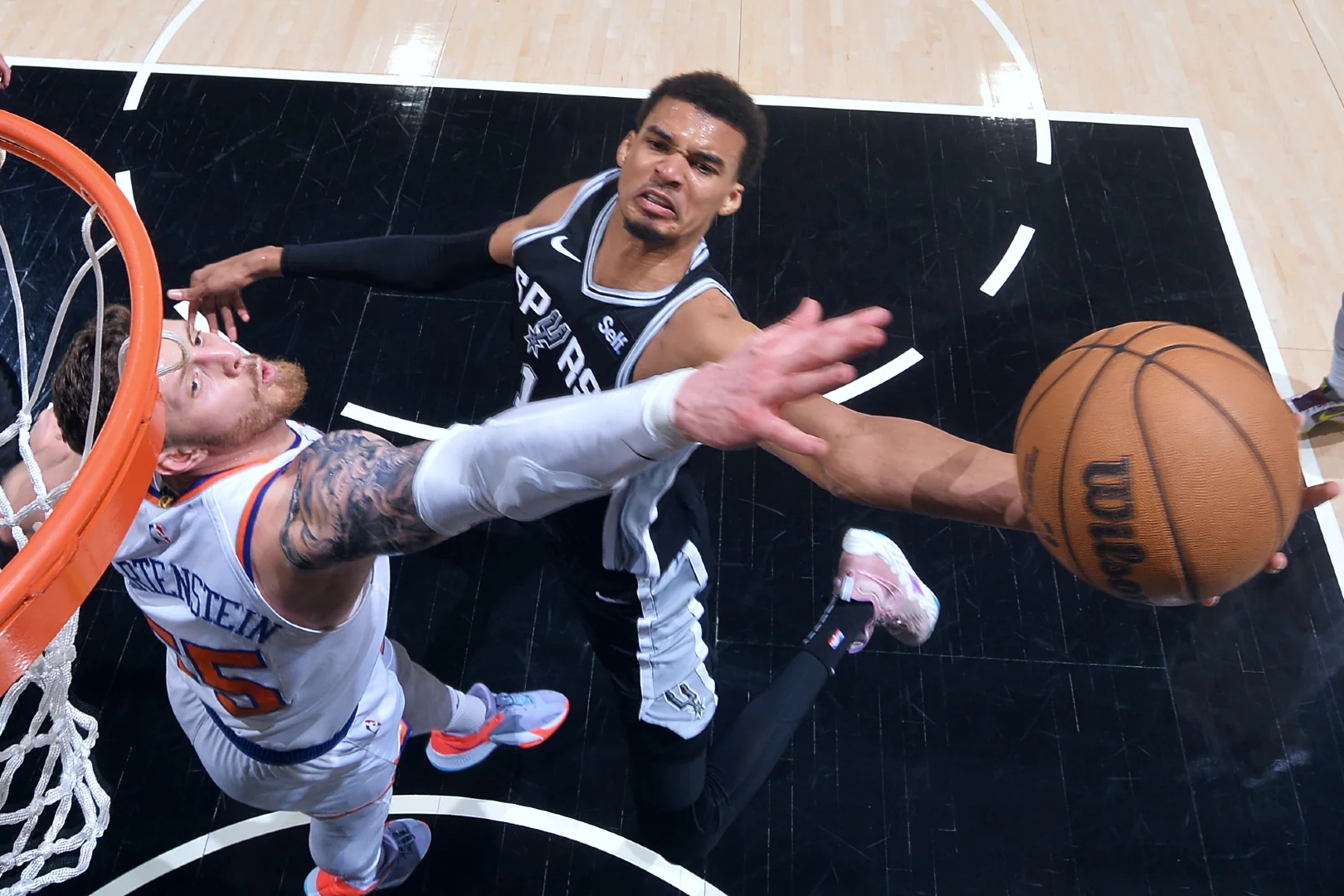 鹈鹕客场惨败马刺,遭遇两连败 鹈鹕客场惨败马刺,遭遇两连败