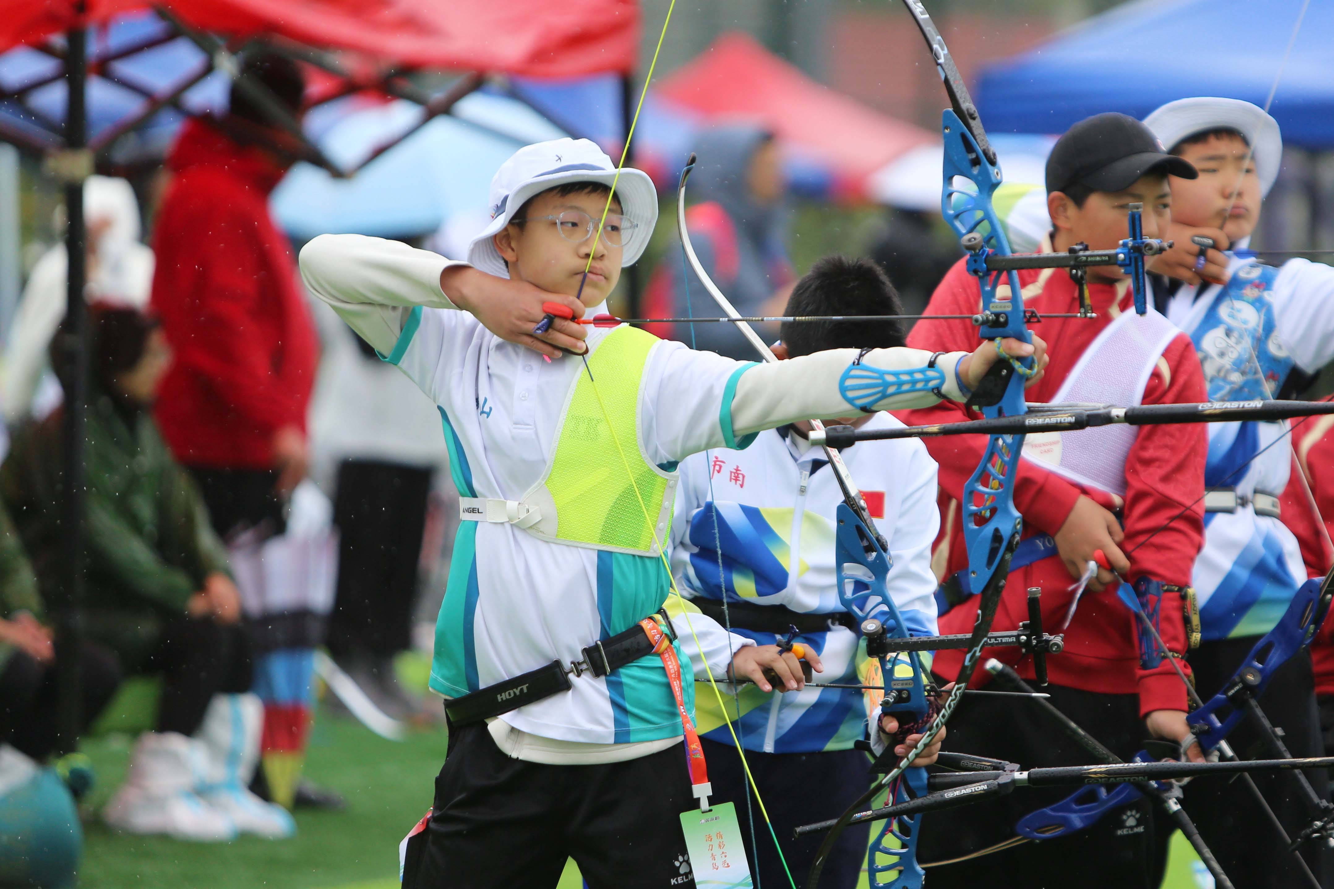 射箭比赛，我国队员箭无虚发