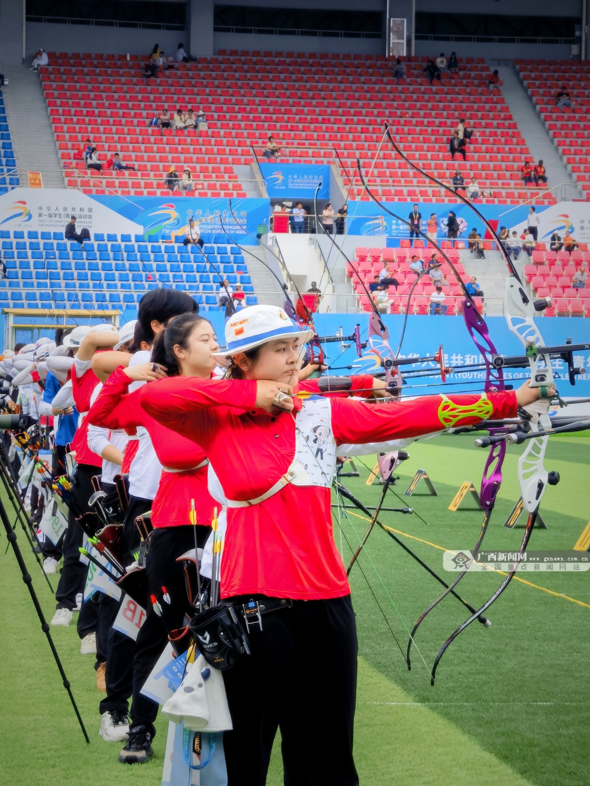 射箭比赛，我国队员箭无虚发